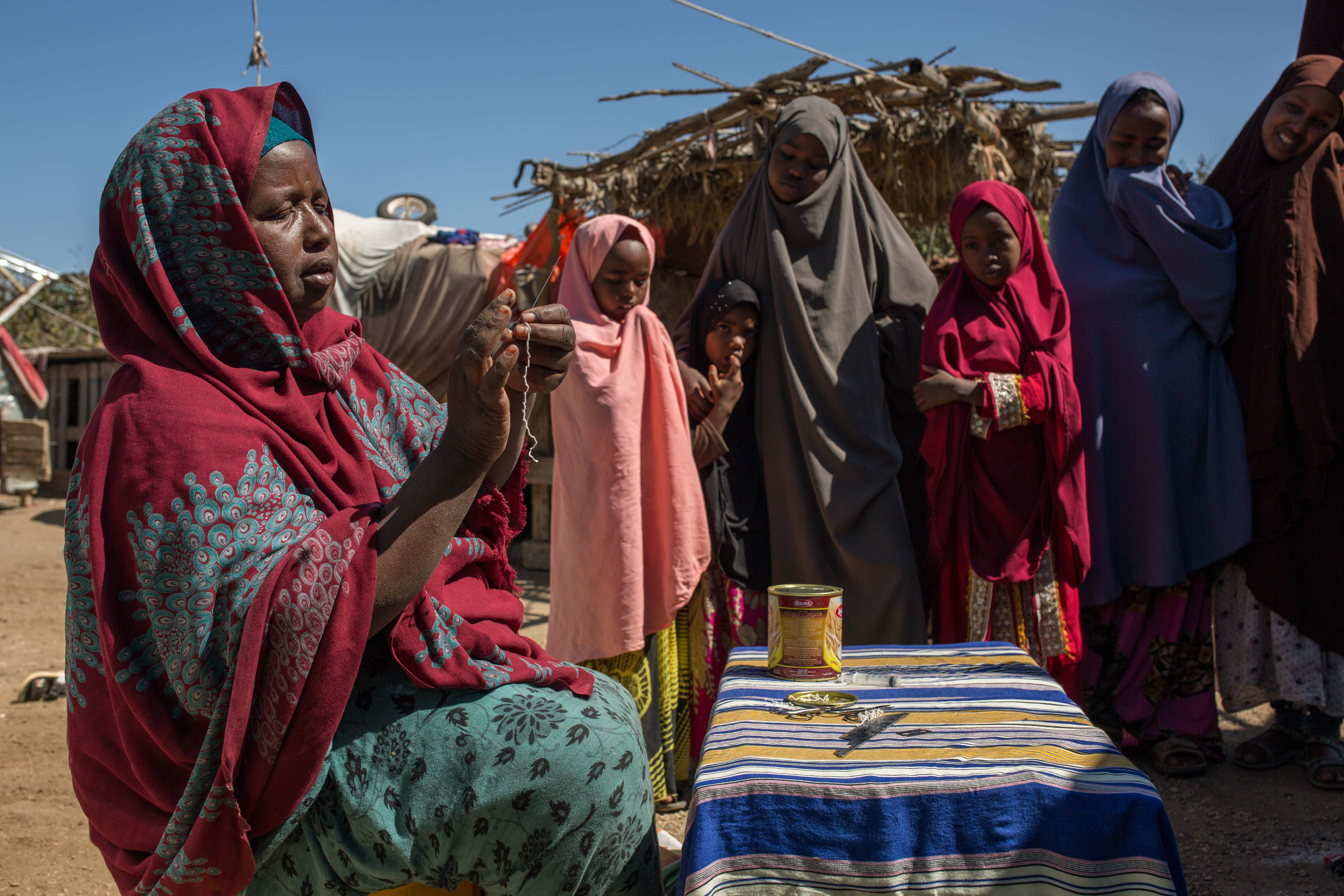 Khadra mit Nadel, Faden und Rasierklinge, mit denen sie früher unzählige Mädchen verstümmelt hat (Quelle:Mustafa Saeed, Fairpicture)