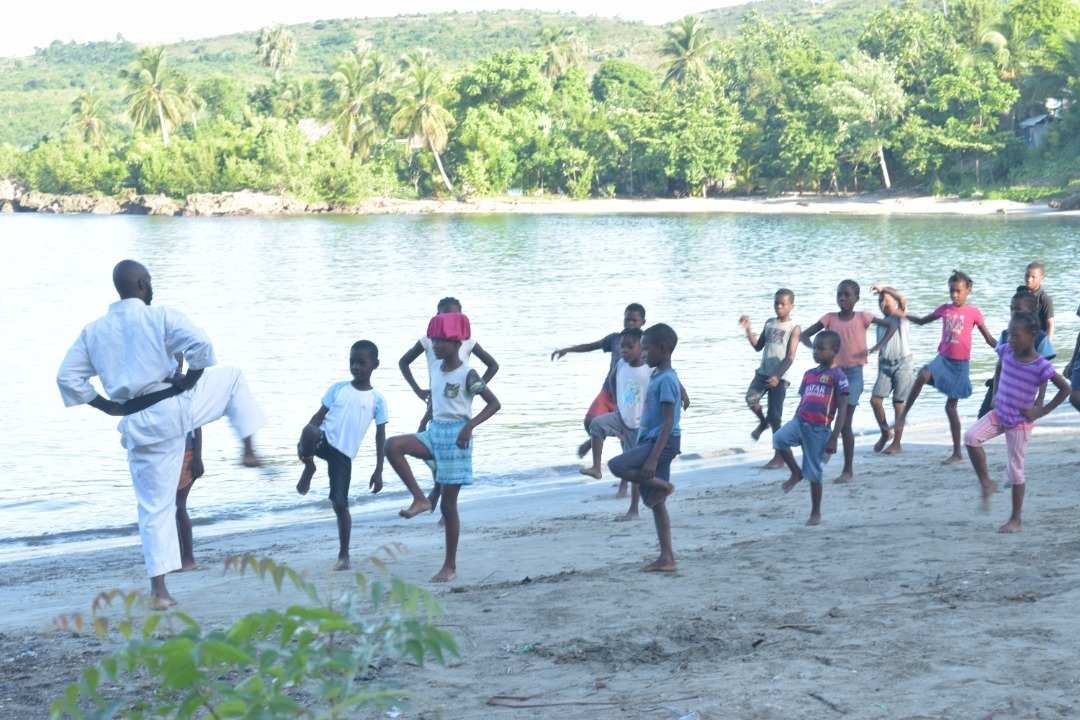 In den Kinderzentren können Mädchen und Buben für einige Stunden mit Sport, Malen, Singen und Spielen das Chaos vergessen (Foto: Kindernothilfe)