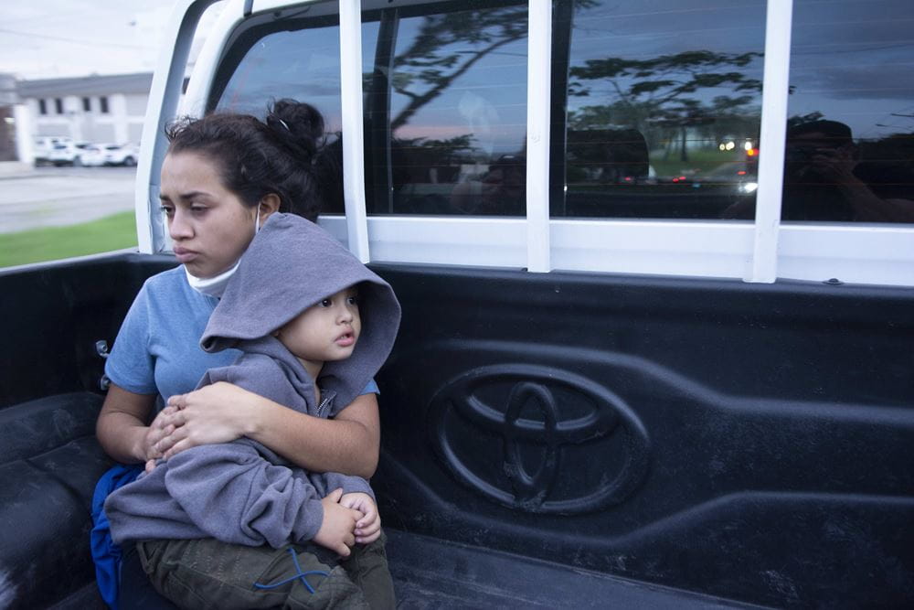 Eine junge Mutter und ihr Sohn auf einem Pick-up auf der Flucht (Quelle: Christian Nusch) Eine junge Mutter und ihr Sohn auf einem Pick-up auf der Flucht (Quelle: Christian Nusch)
