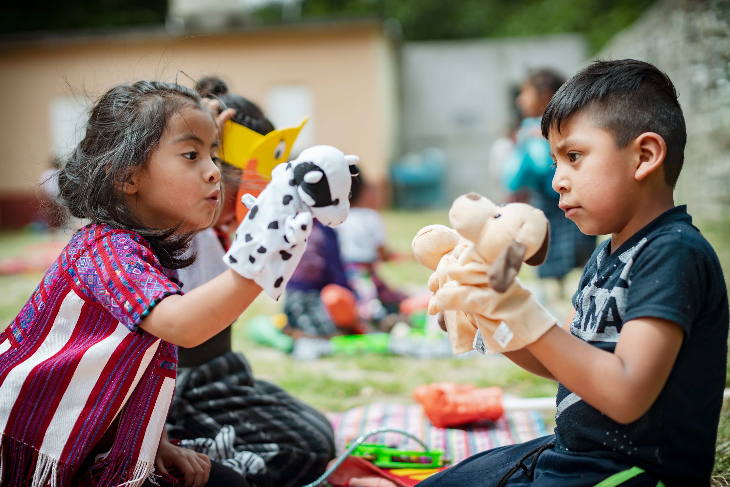 Vorschulkinder im Kindernothilfeprojekt in Guatemala spielen mit Handpuppen (Quelle: Jakob Studnar)