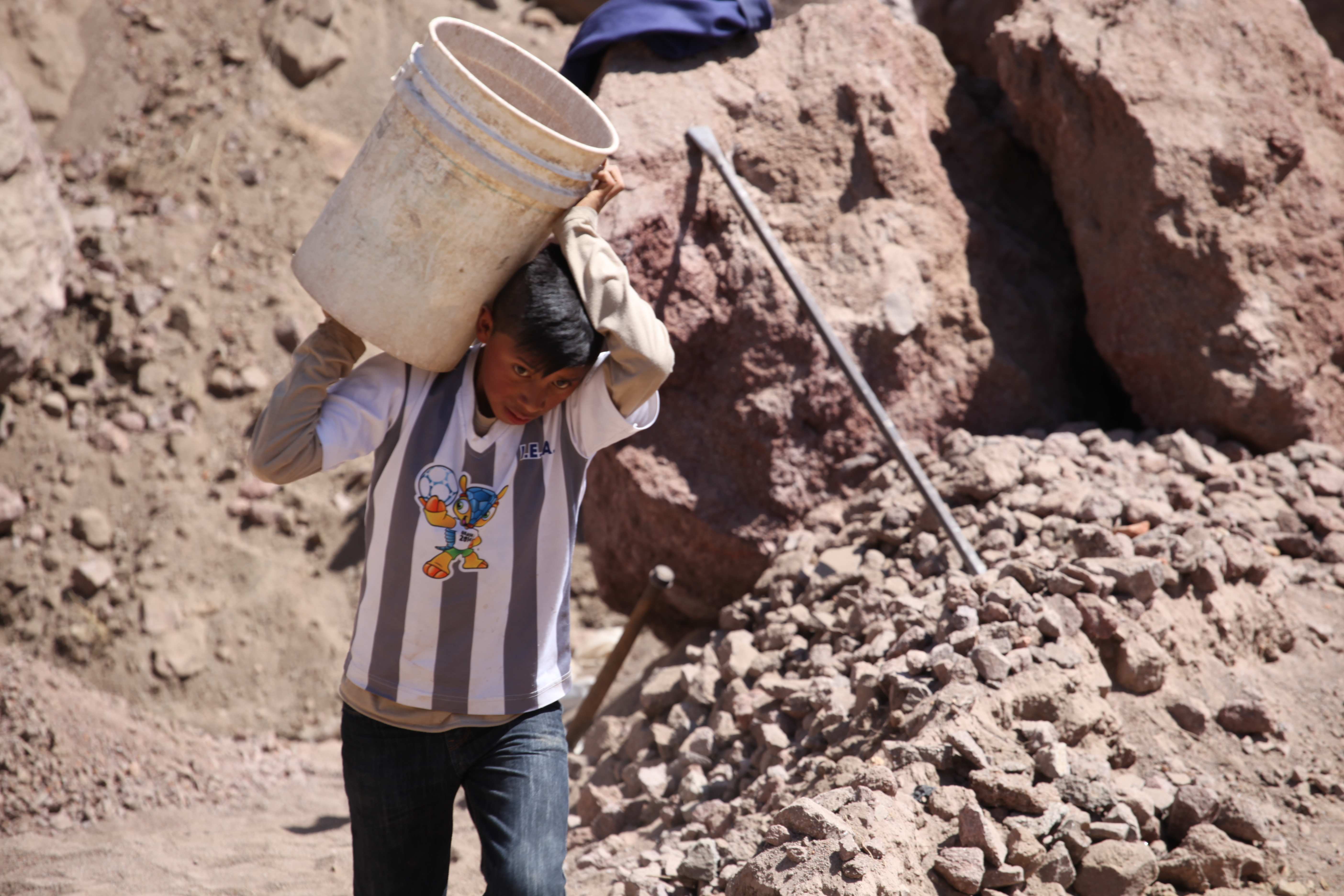 Guatemala Steinbruch: Junge trägt Steine (Quelle: Kindernothilfe)