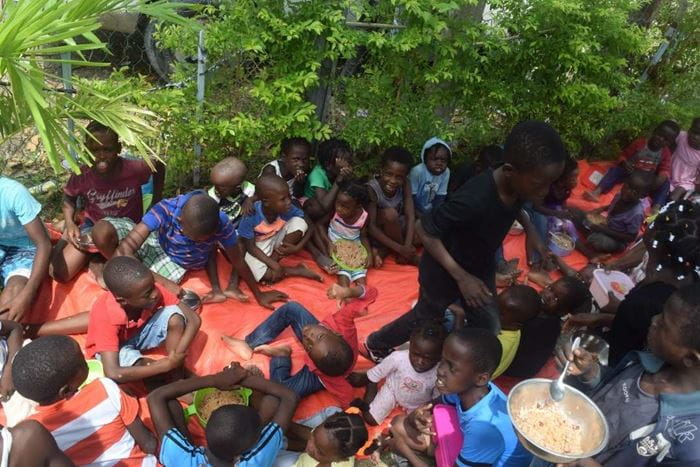 Humanitäre Hilfe - Child Friendly Spaces nach dem Erdbeben am 14.08.2021 im Süden Haitis: Kindergruppe isst gemeinsam