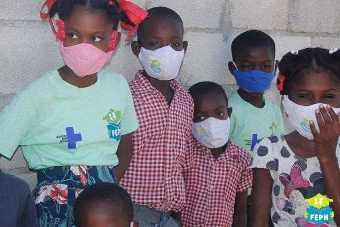 Corona-Schutzmaßnahmen Kinder mit Masken in einem Haiti-Projekt
