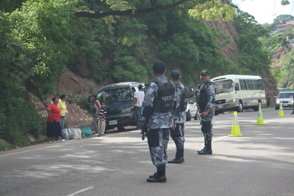 Schwer bewaffnete Polizisten kontrollieren die Insassen der Autos (Foto: Jürgen Schübelin) Schwer bewaffnete Polizisten kontrollieren die Insassen der Autos (Foto: Jürgen Schübelin)