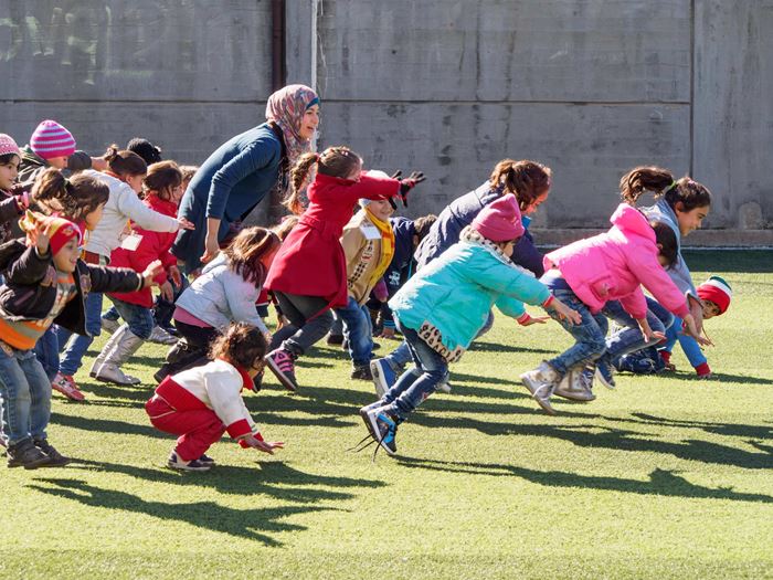 Kinder laufen und springen im Schutzzentrum. (Foto: Kindernothilfepartner) Kinder laufen und springen im Schutzzentrum. (Foto: Kindernothilfepartner)