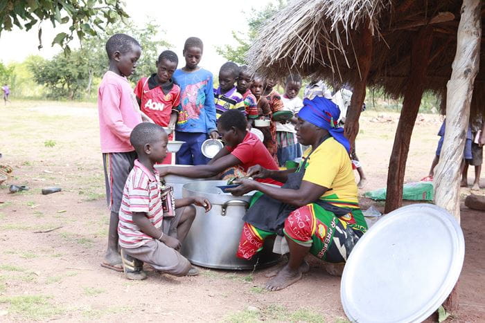 Nahrhafte Mahlzeit für Kinder in Sambia (Foto: Kindernothilfepartner)