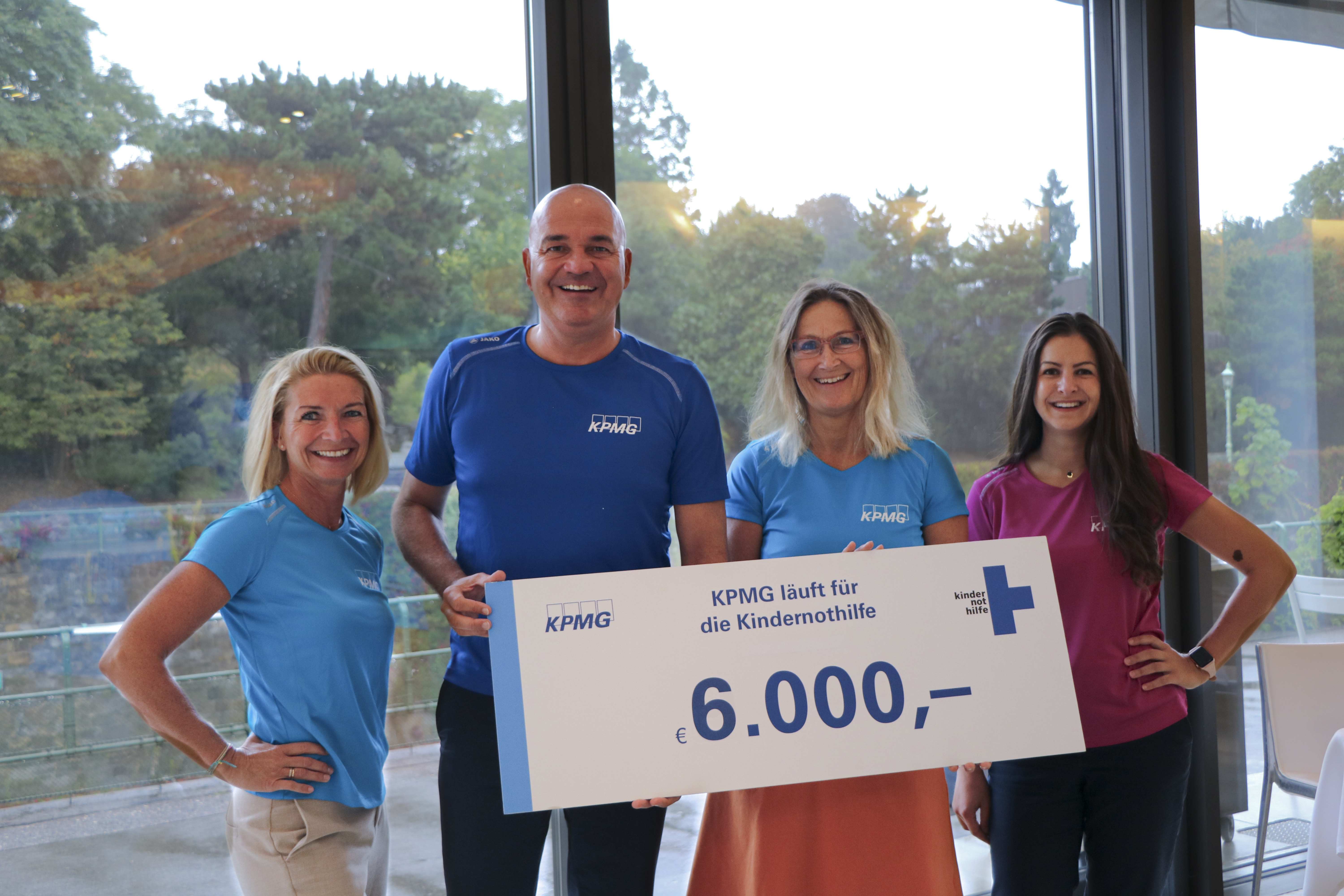 KPMG Scheckuebergabe (Foto: KPMG)
