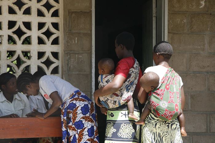Frauen mit Babies in Malawi (Foto: Leonie Armingeon)