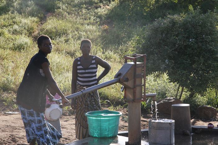 Frauen am Brunnen in Malawi (Foto: Leonie Armingeon)