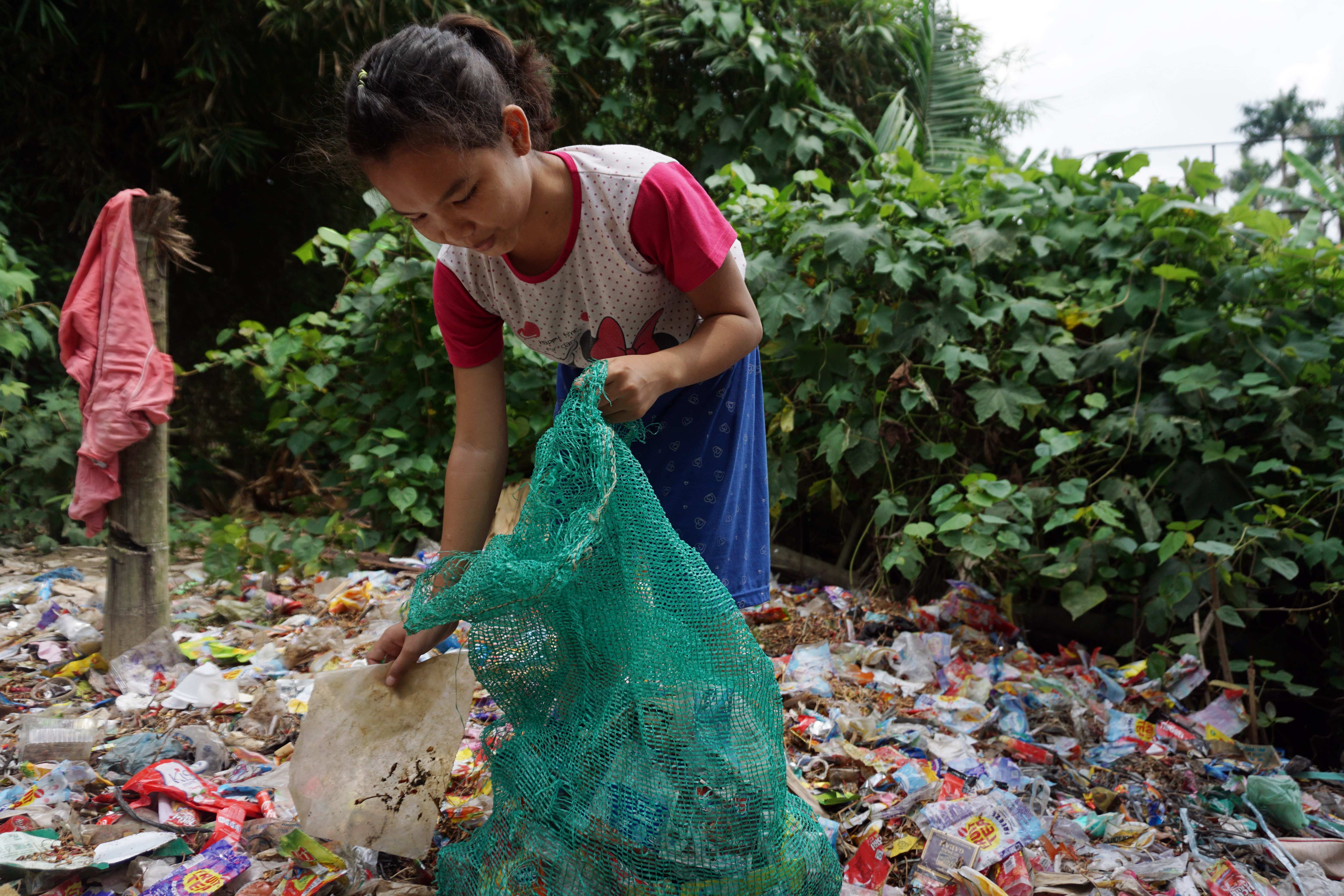 Müllsammlerin in Sumatra (Foto: Christiane Dase)