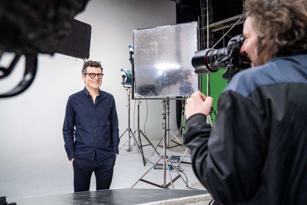 Backstage Kampagne KNHÖ Manuel Rubey Werbekampagne Kulisse Filmset 2021
© Nela Pichl
KNHÖ Backstage Kampagne KNHÖ Manuel Rubey Werbekampagne Kulisse Filmset 2021
© Nela Pichl
KNHÖ