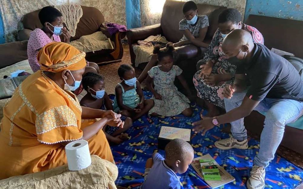 Kindernothilfe-Partner Thandanani beim Familienbesuch_(Foto: Anne Becker) Kindernothilfe-Partner Thandanani beim Familienbesuch_(Foto: Anne Becker)