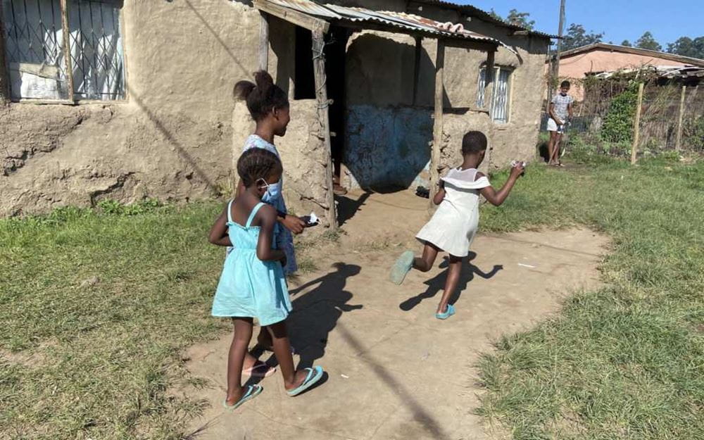 Kinder in Südafrika beim Hüpfspiel (Foto: Anne Becker)