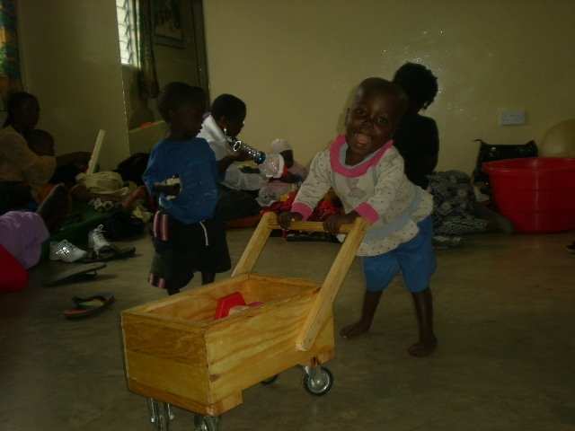 Mädchen mit Rollwagen (Foto: Kindernothilfepartner) Mädchen mit Rollwagen (Foto: Kindernothilfepartner)