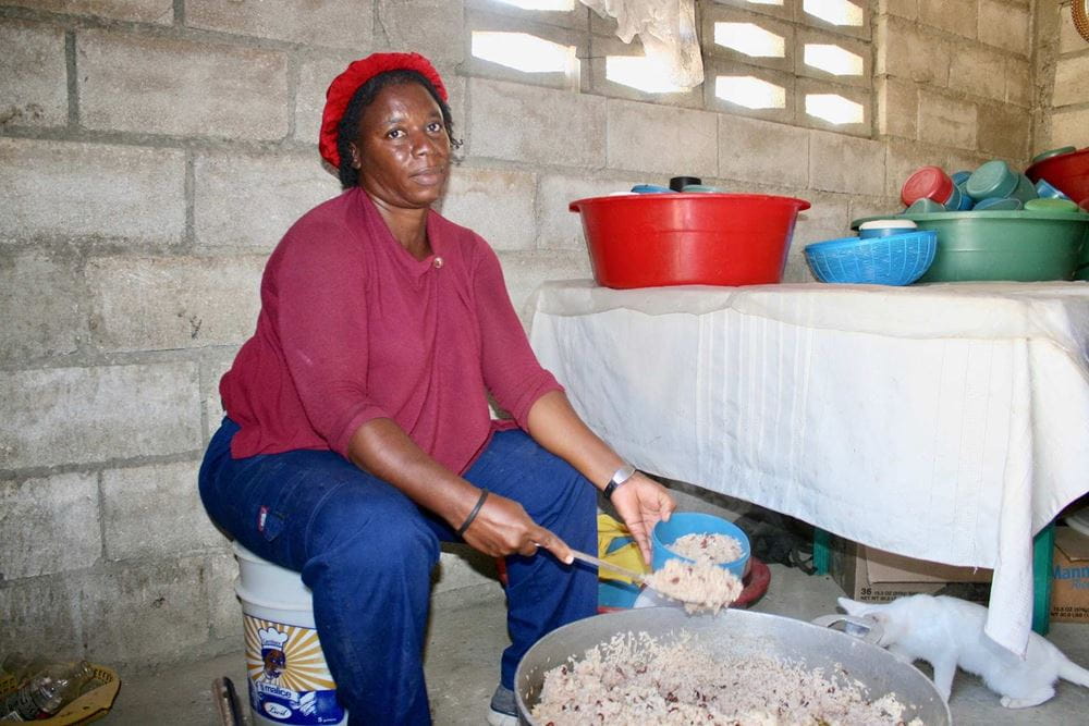 Köchin in Haiti (Foto: Jürgen Schübelin) Köchin in Haiti (Foto: Jürgen Schübelin)
