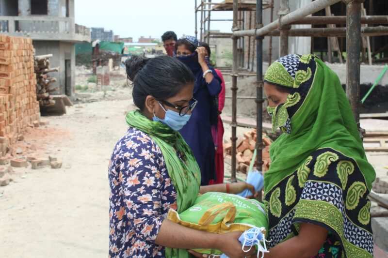 Lebensmittelverteilung in Indien (Foto: Kindernothilfepartner) Müllkind in Indien (Foto: Kindernothilfepartner)