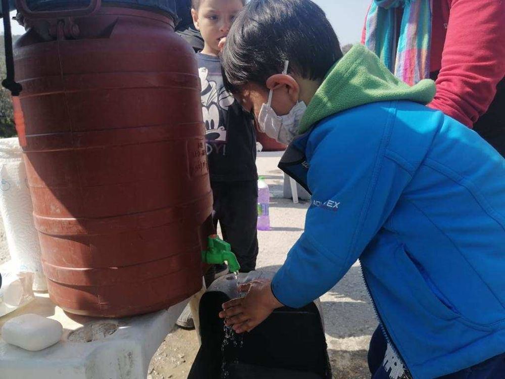 Im Flüchtlingslager auf Lesbos (Foto: Kindernothilfepartner) Im Flüchtlingslager auf Lesbos (Foto: Kindernothilfepartner)