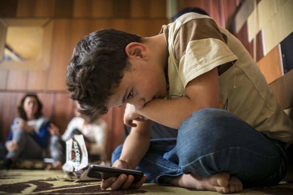 Bub mit Handy (Foto: Jakob StudnaR9 Bub mit Handy (Foto: Jakob StudnaR9