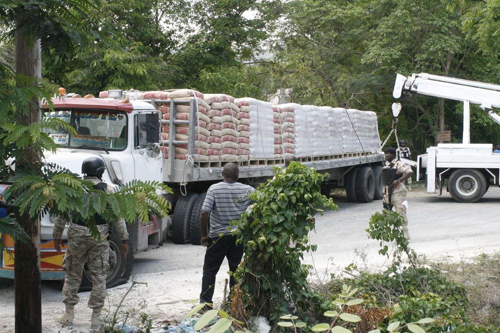 Fahrzeugplünderungen in Haiti (Foto: Jürgen Schübelin) Fahrzeugplünderungen in Haiti (Foto: Jürgen Schübelin)