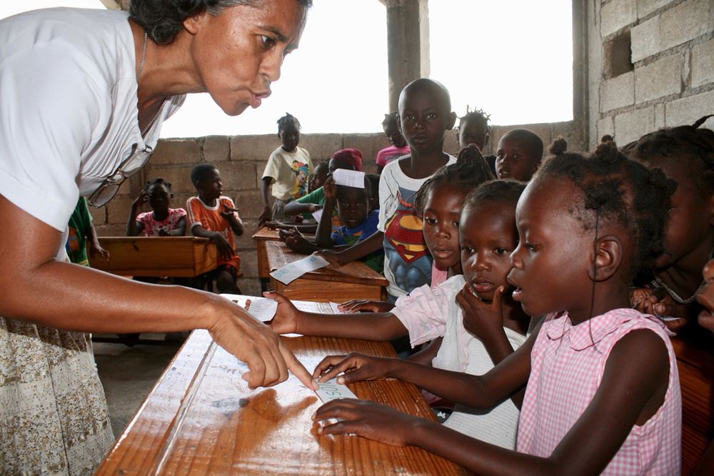 Ringen um jede einzelne Unterrichtsstunde: Eine Szene aus einem Kindernothilfe-Partnerprojekt in der Nähe von Ganthier nicht weit von der Grenze zur Dom.Rep. (Foto: Jürgen Schübelin) Ringen um jede einzelne Unterrichtsstunde: Eine Szene aus einem Kindernothilfe-Partnerprojekt in der Nähe von Ganthier nicht weit von der Grenze zur Dom.Rep. (Foto: Jürgen Schübelin)