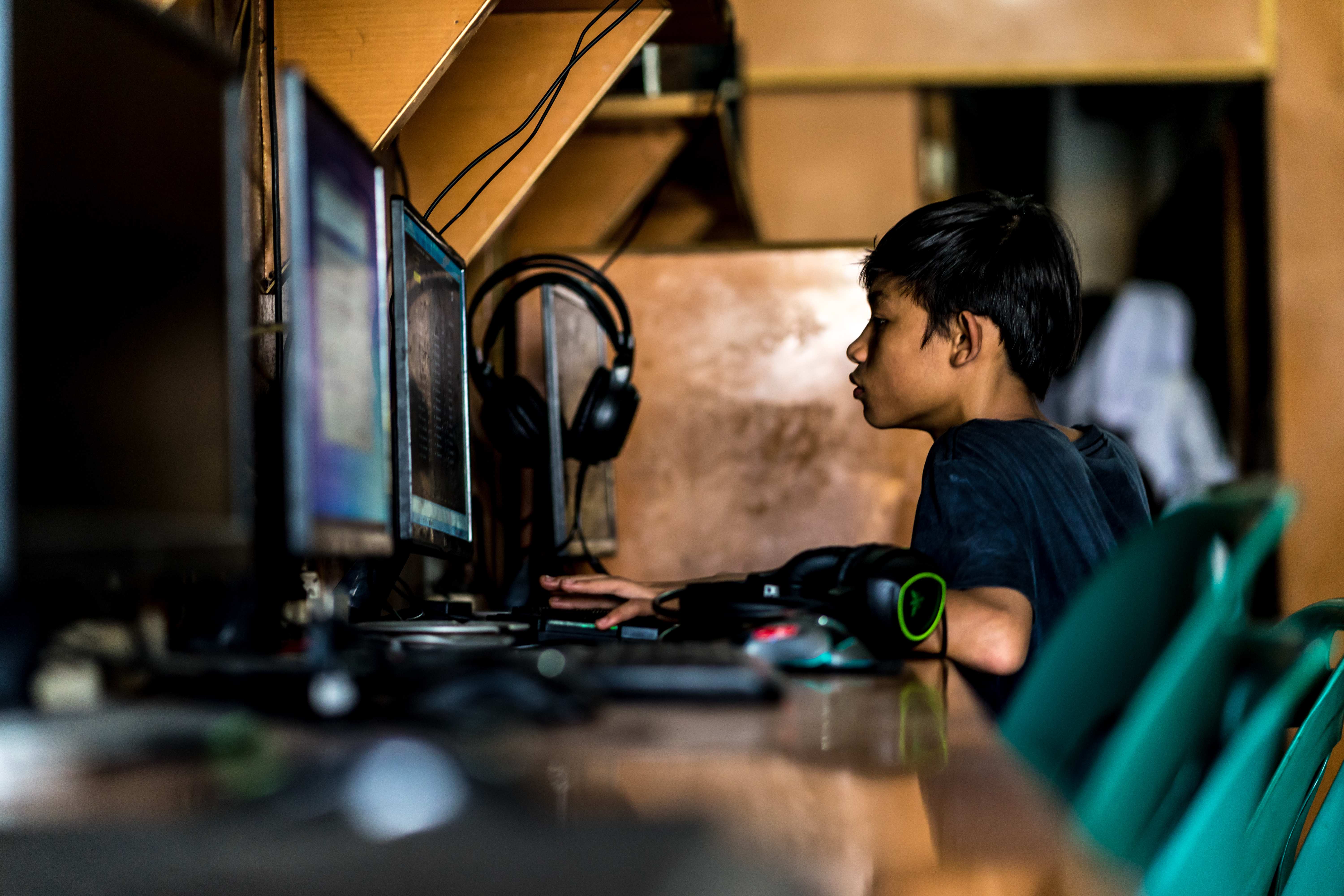 Bub vor dem Computer (Foto: Kindernothilfepartner)