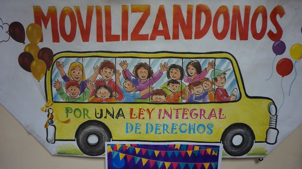 Gemaltes Poster mit einem Bus voller Kinder macht Werbung für Kinderrechte in Chile (Quelle: Kindernothilfe). Gemaltes Poster mit einem Bus voller Kinder macht Werbung für Kinderrechte in Chile (Quelle: Kindernothilfe).