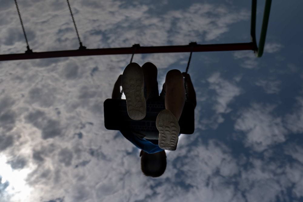 Ein Junge schaukelt auf dem Spielplatz des Projekts von CONCORDIA Sozialprojekte in Nisporeni (Quelle: Christian Nusch) Ein Junge schaukelt auf dem Spielplatz des Projekts von CONCORDIA Sozialprojekte in Nisporeni (Quelle: Christian Nusch)