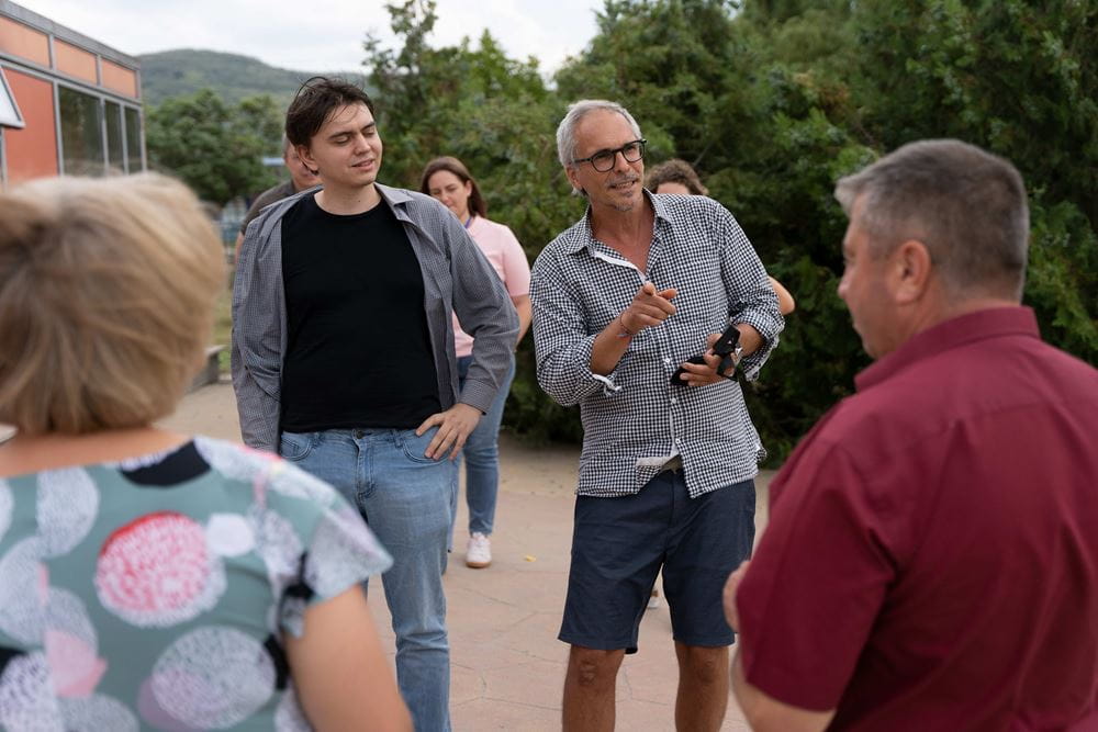 Michael Gaudriot erklärt den Teilnehmnden eine Vertrauensübung. Eugenio übersetzt. (Quelle: Christiann Nusch) Michael Gaudriot erklärt den Teilnehmenden eine Vertrauensübung. Eugenio übersetzt. (Quelle: Christian Nusch)