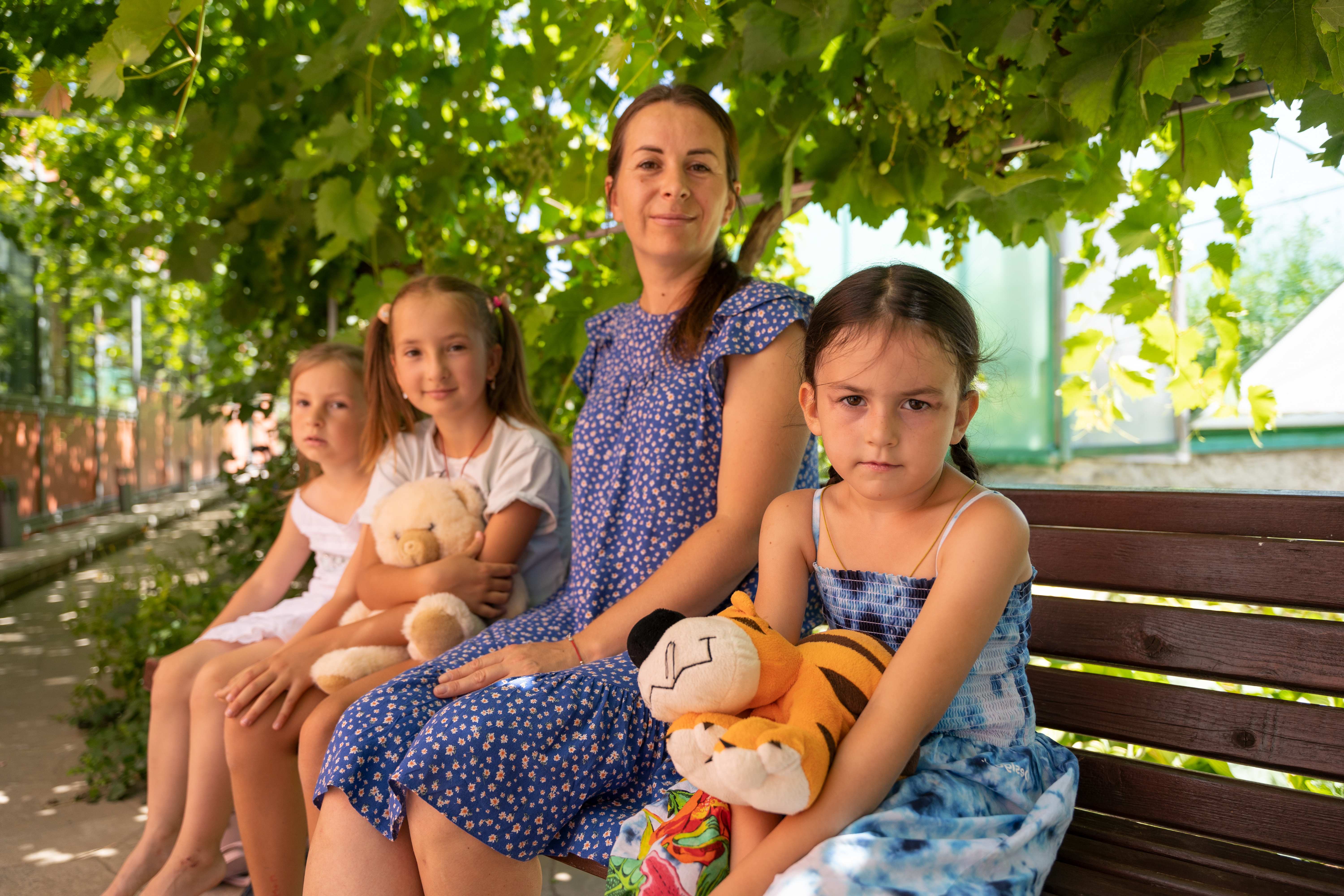 Inna mit drei Mädchen im Garten des Tudora-Projekts vom Kindernothilfepartner CONCORDIA Sozialprojekte (Quelle: Christian Nusch)