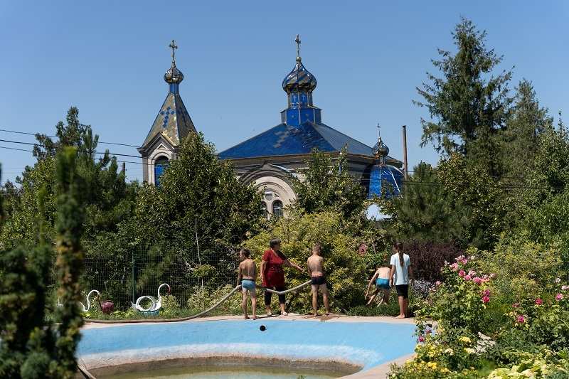 Die Geflüchteten helfen bei der Gartenarbeit des Multifunktionszentrums (Quelle: Christian Nusch) Die Geflüchteten helfen bei der Gartenarbeit des Multifunktionszentrums (Quelle: Christian Nusch)