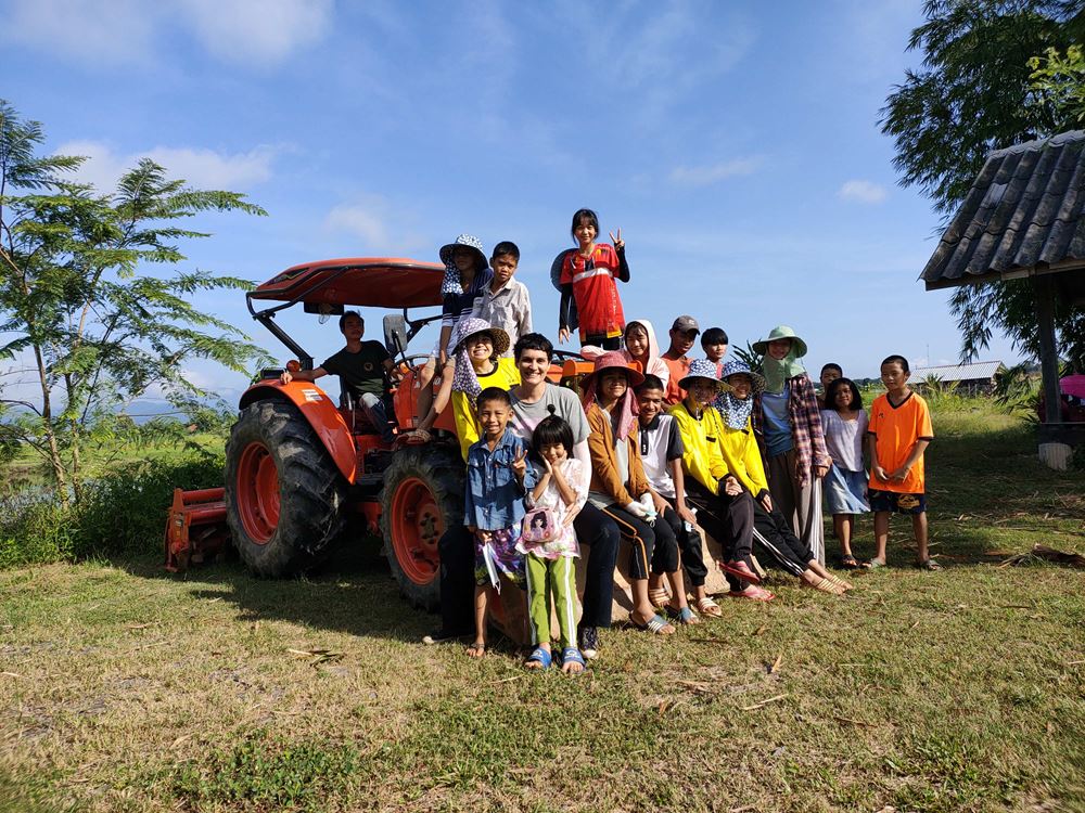Baan Doi Familie am Feld (Foto: Kindernothilfepartner)
