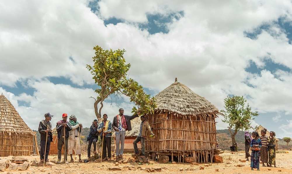 Liban Ali mit seiner Familie neben seinem Tukul (Quelle: Jakob Studnar) Liban Ali mit seiner Familie neben seinem Tukul (Quelle: Jakob Studnar)
