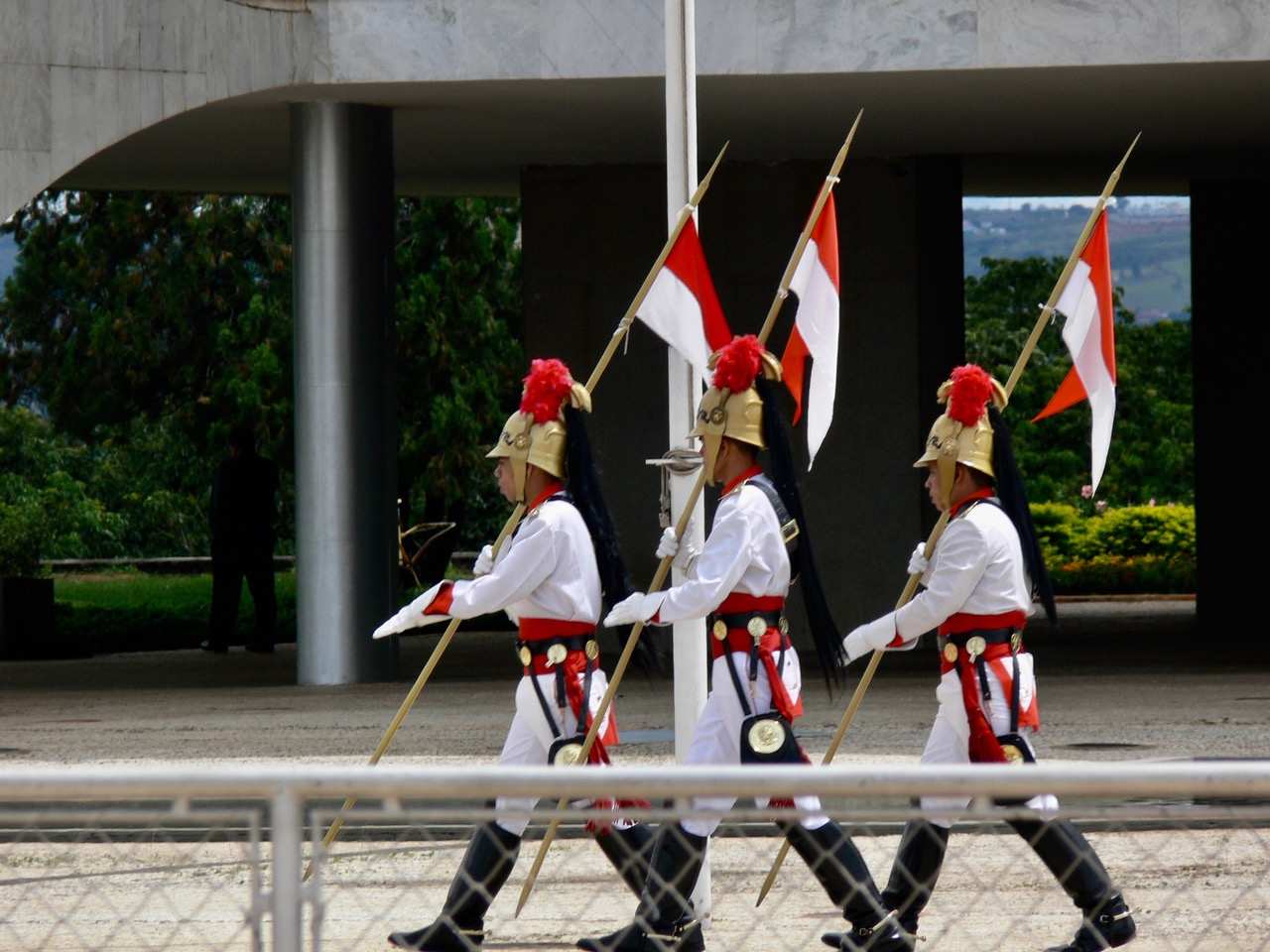 Brasilien - Welchen Weg nimmt das größte Land Lateinamerikas? Wachwechsel vor dem Präsidentenpalast in Brasilia (Foto: Jürgen Schübelin) Brasilien - Welchen Weg nimmt das größte Land Lateinamerikas? Wachwechsel vor dem Präsidentenpalast in Brasilia (Foto: Jürgen Schübelin)