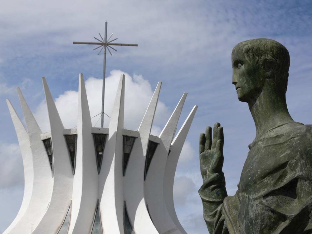 Wer hält die Hand über Brasilien? Die nach Plänen von Oscar Niemeyer zwischen 1958 und 1970 erbaute Kathedrale der Hauptstadt Brasilia (Foto: Jürgen Schübelin) Wer hält die Hand über Brasilien? Die nach Plänen von Oscar Niemeyer zwischen 1958 und 1970 erbaute Kathedrale der Hauptstadt Brasilia (Foto: Jürgen Schübelin)