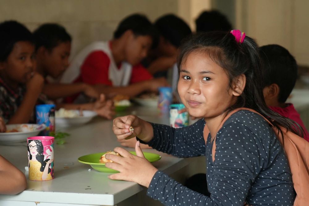 Sari und die anderen Kinder freuen sich immer schon auf das gemeinsame Essen (Quelle: Jonas Hieronomus) Sari und die anderen Kinder freuen sich immer schon auf das gemeinsame Essen (Quelle: Jonas Hieronomus)