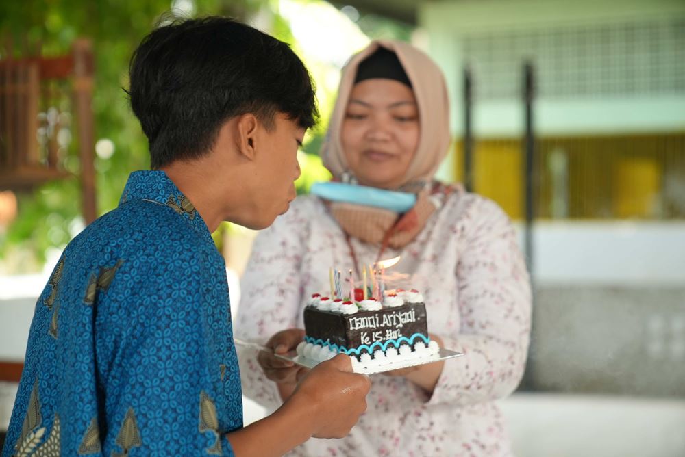 Geburtstage werden im Projekt mit Kuchen gefeiert (Quelle: Jonas Hieronimus) Geburtstage werden im Projekt mit Kuchen gefeiert (Quelle: Jonas Hieronimus)