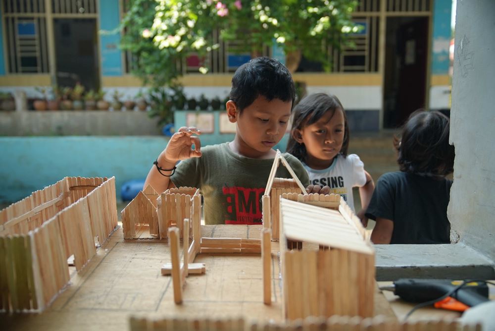 Basteln im Projekt von KDM (Quelle: Jonas Hieronimus) Basteln im Projekt von KDM (Quelle: Jonas Hieronimus)