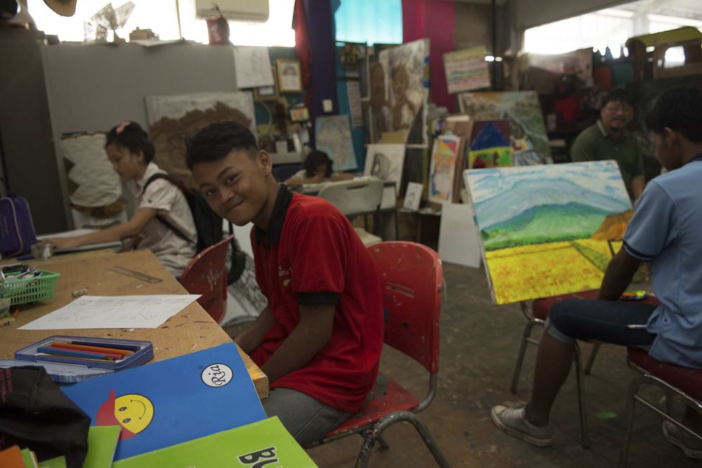 Ehemalige Straßenkinder beim Kunstunterricht im Projekt (Quelle: Christian Nusch) Ehemalige Straßenkinder beim Kunstunterricht im Projekt (Quelle: Christian Nusch)