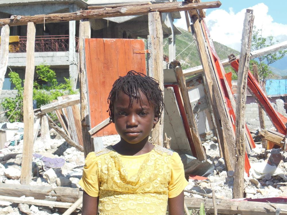Mädchen Camina vor zerstörtem Haus - Haiti Hurrikan Matthew