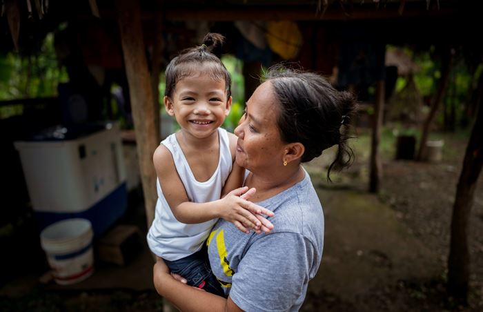 Kirans Mutter mit ihrem dreijährigen Sohn auf dem Arm (Quelle: Jakob Studnar)