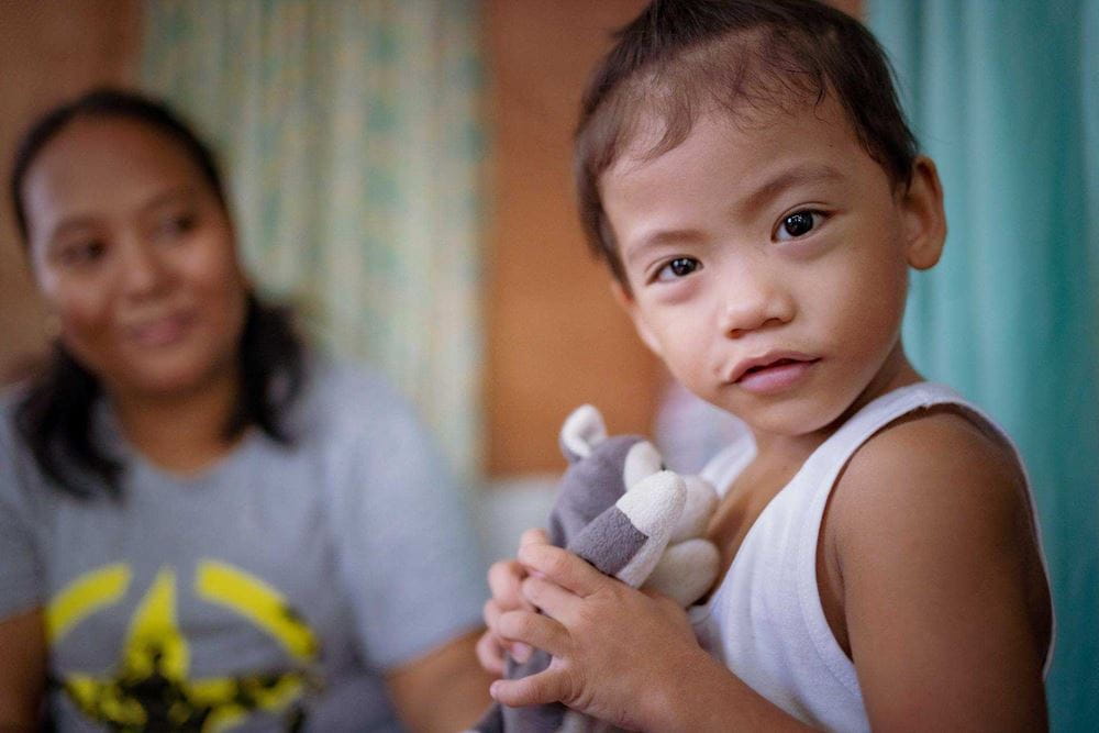 Kiran hält ein Stofftier an die Brust gedrückt und lächelt in die Kamera (Quelle: Jakob Studnar) Kiran hält ein Stofftier an die Brust gedrückt und lächelt in die Kamera (Quelle: Jakob Studnar)