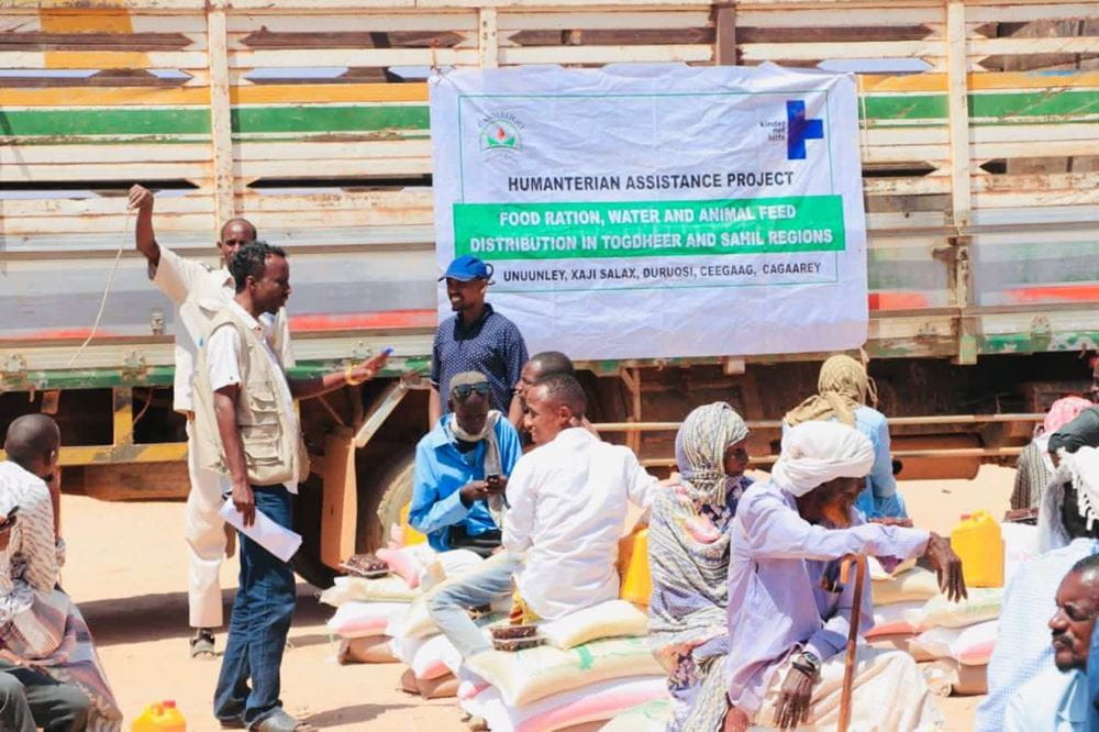Lebensrettende Unterstützung für gefährdete und betroffene Gemeinschaften in den Regionen Togdheer und Sahil im Osten Somalilands
Hungerkrise und Dürre in Somaliland: Registrierung und Überprüfung der Begünstigten des Projekts Humanitäre Hilfe (69049) und Verteilung von Nahrungsmitteln in den Dörfern Unuunley, Durukhsi, Haji-salah, Cagaarey und Ceegaag. Lebensrettende Unterstützung für gefährdete und betroffene Gemeinschaften in den Regionen Togdheer und Sahil im Osten Somalilands
Hungerkrise und Dürre in Somaliland: Registrierung und Überprüfung der Begünstigten des Projekts Humanitäre Hilfe (69049) und Verteilung von Nahrungsmitteln in den Dörfern Unuunley, Durukhsi, Haji-salah, Cagaarey und Ceegaag.