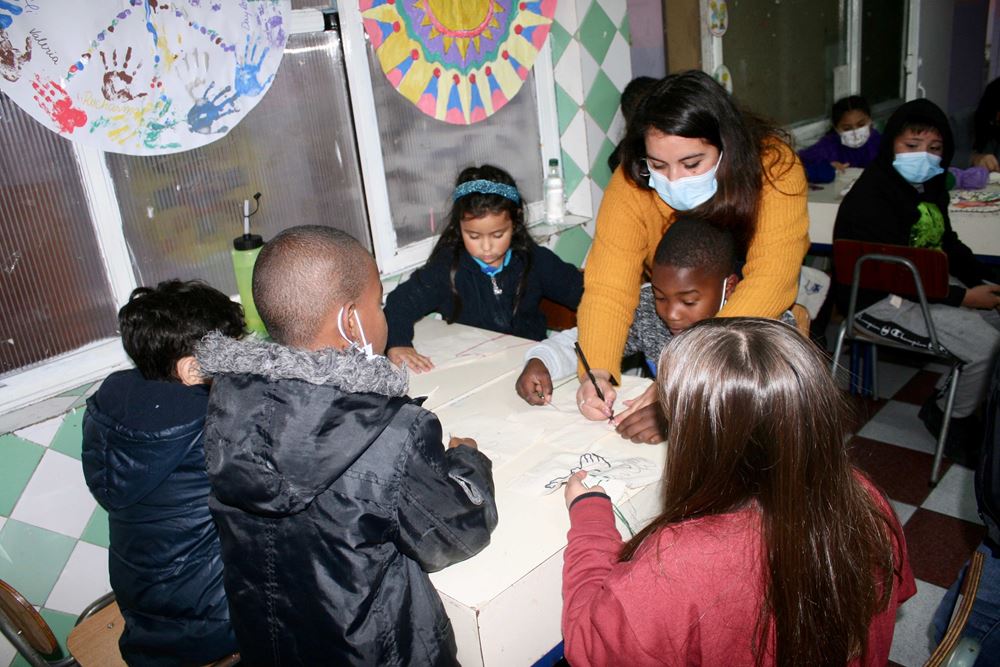 Chile: Eine der wichtigsten Herausforderungen der zurückliegenden Jahre: Die Integration von Kindern, die mit ihren Familien aus Haiti nach Chile geflüchtet sind. Foto aus dem Projekt "La Victoria". Foto (2022): Jürgen Schübelin