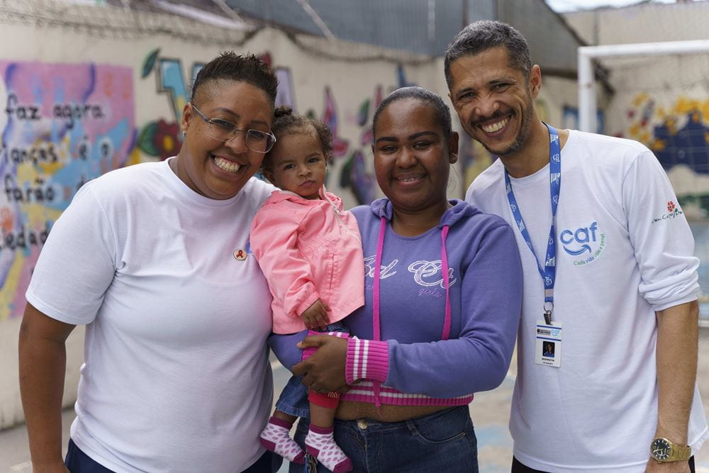 Keliane kommt gerne immer wieder zu Besuch - hier mit Sozialarbeiterin Ellen und Projektmitarbeiter Washington (Quelle: Christian Nusch) Keliane kommt gerne immer wieder zu Besuch - hier mit Sozialarbeiterin Ellen und Projektmitarbeiter Washington (Quelle: Christian Nusch)