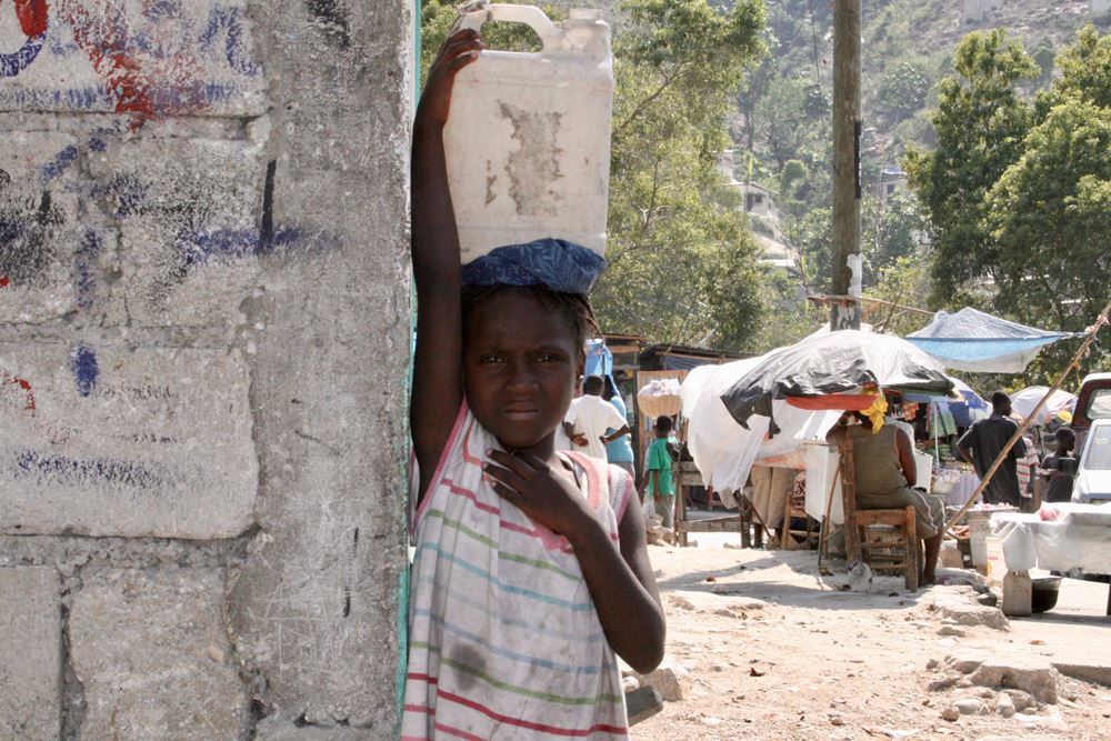 Mädchen beim Wassertransport (Foto: Jürgen Schübelin) Mädchen beim Wassertransport (Foto: Jürgen Schübelin)