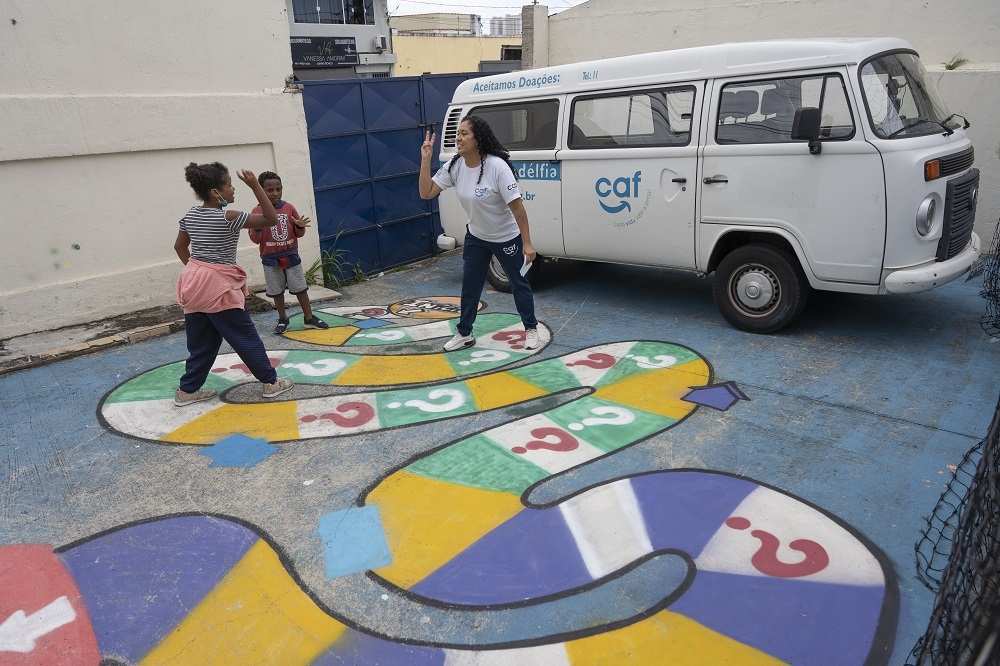 Hüpfspiel Kinderrrechte auf dem Hof von CAF (Quelle: Christian Nusch) Hüpfspiel Kinderrrechte auf dem Hof von CAF (Quelle: Christian Nusch)