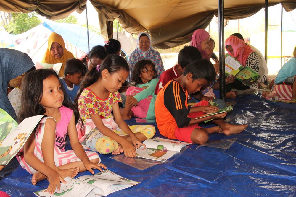 Nach dem Tsunami in Indonesien fanden die betroffenen Kinder Im Child Friendly Space der Kindernothilfe Bücher und andere Unterrichtsmaterialien (Foto: Kindernothilfepartner)