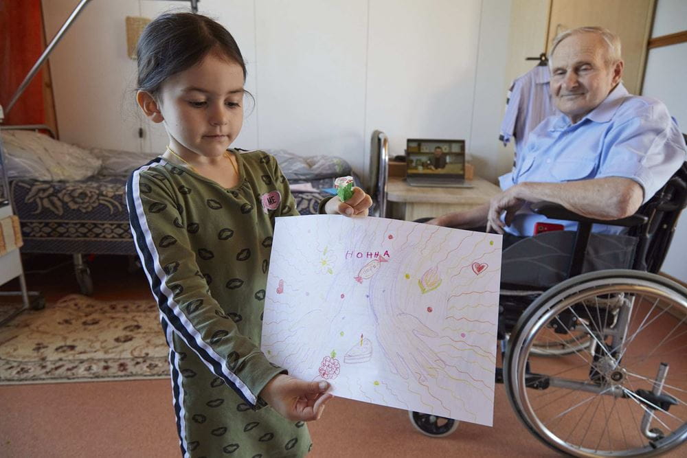 Ein Mädchen zeigt ein selbst gemaltes Bild. (Quelle: Christian Nusch) Ein Mädchen zeigt ein selbst gemaltes Bild. (Quelle: Christian Nusch)