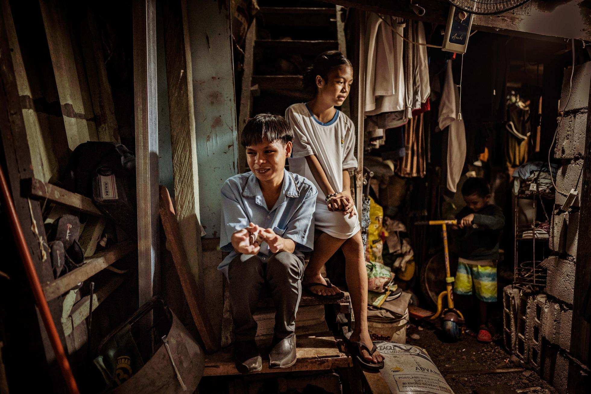 Kinder in ihrer vollgestellten Behausung in Manilas Slums (Foto: Jakob Studnar)