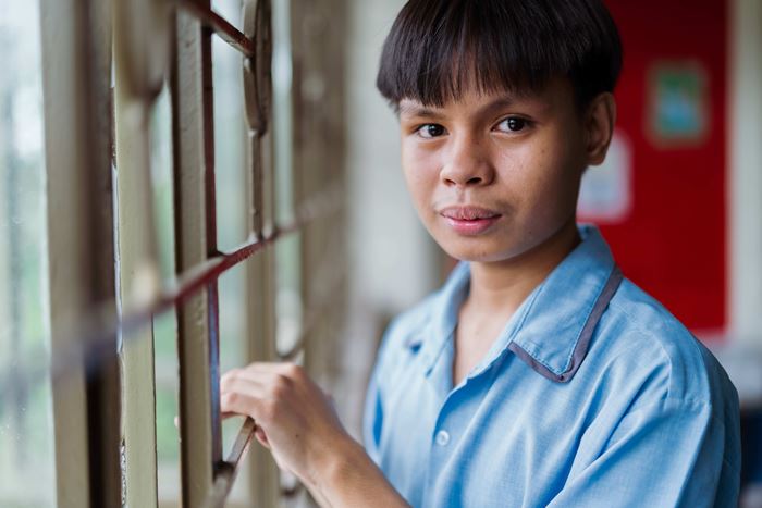 Ein Junge steht am Fenster seiner Schule und schaut ernst in die Kamera (Quelle: Jakob Studnar) Ein Junge steht am Fenster seiner Schule und schaut ernst in die Kamera (Quelle: Jakob Studnar)